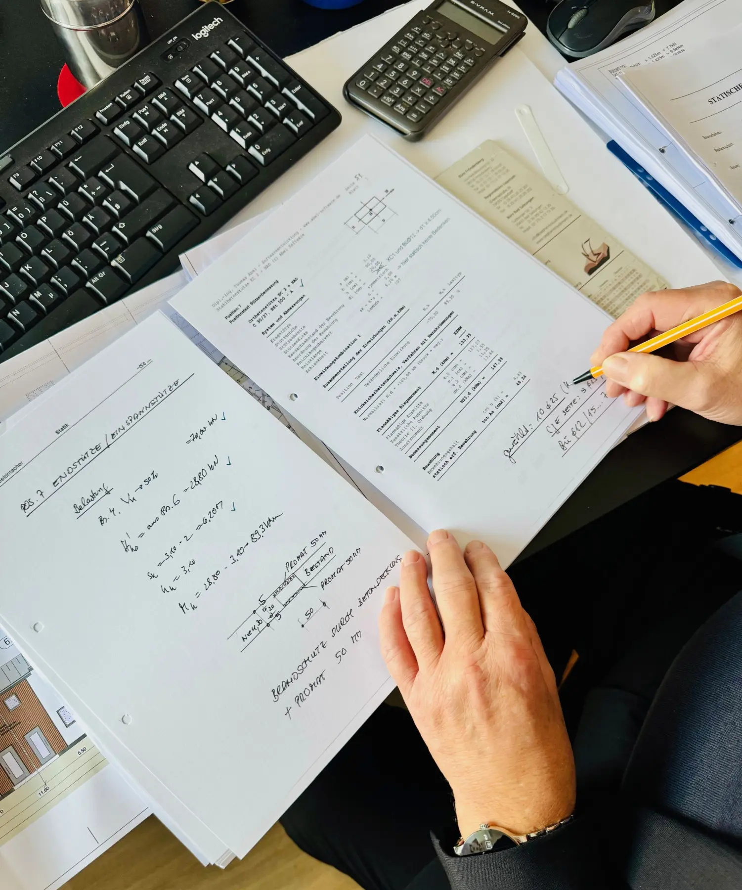 Karl Heinz Geldmacher, mathematische Berechnungen auf einem Notizbuch